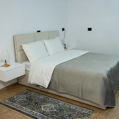 Center Apartment *